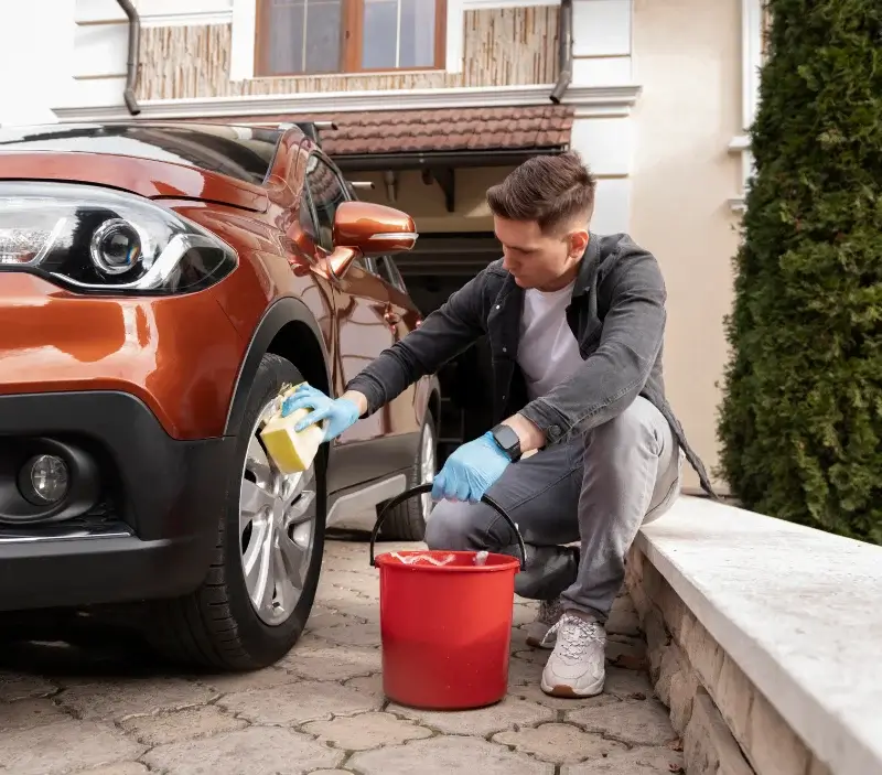 Lavage auto à domicile Montauville : professionnel intervenant sur un véhicule